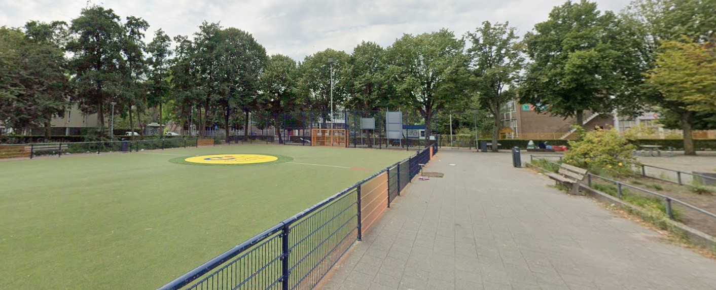 Podiumkunstactiviteit voor basisschoolkinderen op het Generaal van der Heijdenplein in Crooswijk, begeleid door een coach van Productiehuis Cruz – juni en juli 2025.